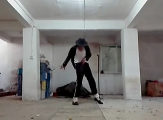 農(nóng)民工也愛(ài)邁克杰克遜！地下室模仿MJ經(jīng)典舞步