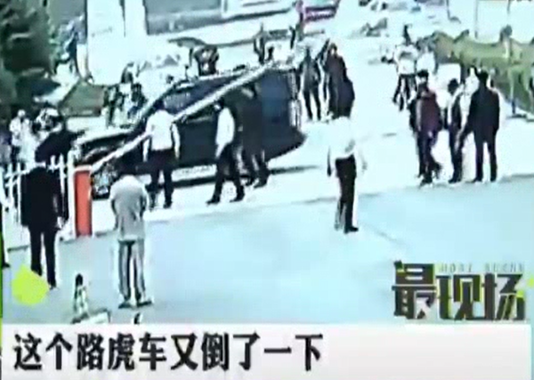 奧迪沒(méi)修好 路虎又被砸？