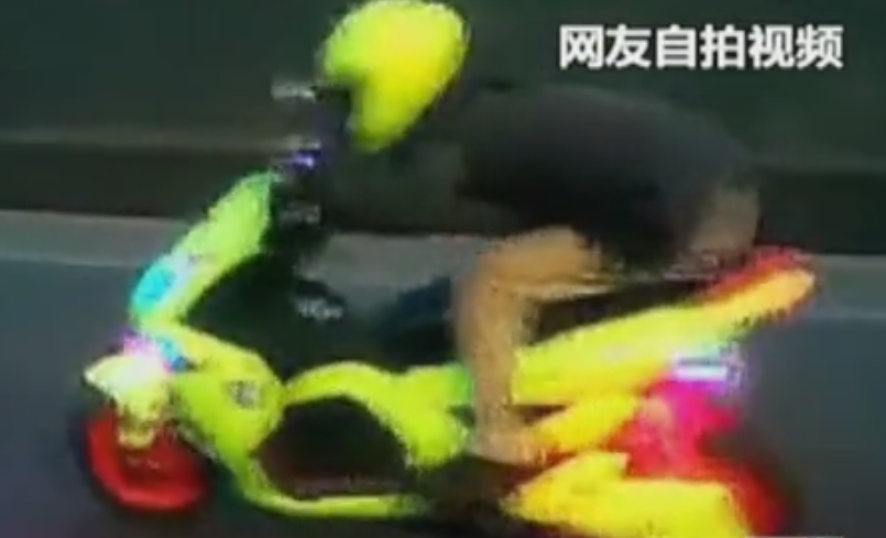 實(shí)拍電動車暴速超車尼桑