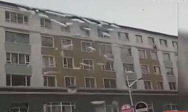 壯觀！樓房變冰雕瀑布