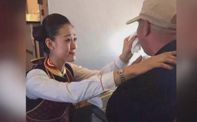 贊！空姐跪地喂河南老人吃飯