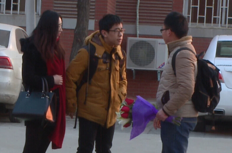 美女請(qǐng)你假裝其男友拒絕追求者，你會(huì)怎么辦？