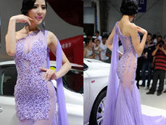 爆乳車(chē)模亮相長(zhǎng)春車(chē)展 側(cè)漏丁字褲走光