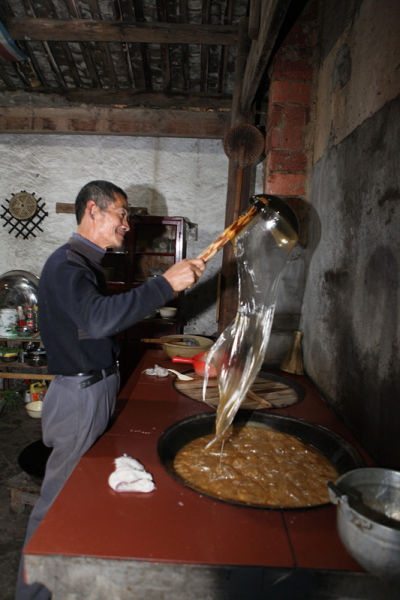 沿襲已久過年風俗 農(nóng)戶忙做麥芽糖 沿襲已久過年風俗 農(nóng)戶忙做麥芽糖