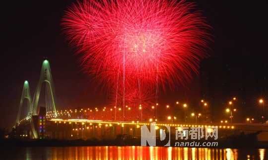  ?？谑忻癯赃^了年夜飯,到西海岸燃放觀賞煙花是近年來興起的一大潮流。