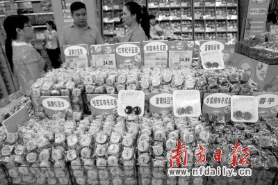 散裝月餅因其實(shí)惠的價(jià)格、豐富的口味而受到市民的青睞。