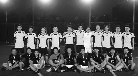 昨晚，東道主東方今報(bào)隊(duì)迎來了第二個(gè)比賽對(duì)手——財(cái)大數(shù)學(xué)隊(duì)