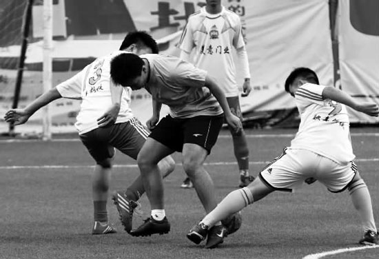 奪冠熱門球隊美意門業(yè)，上半場就踢出了5:0的一邊倒局面