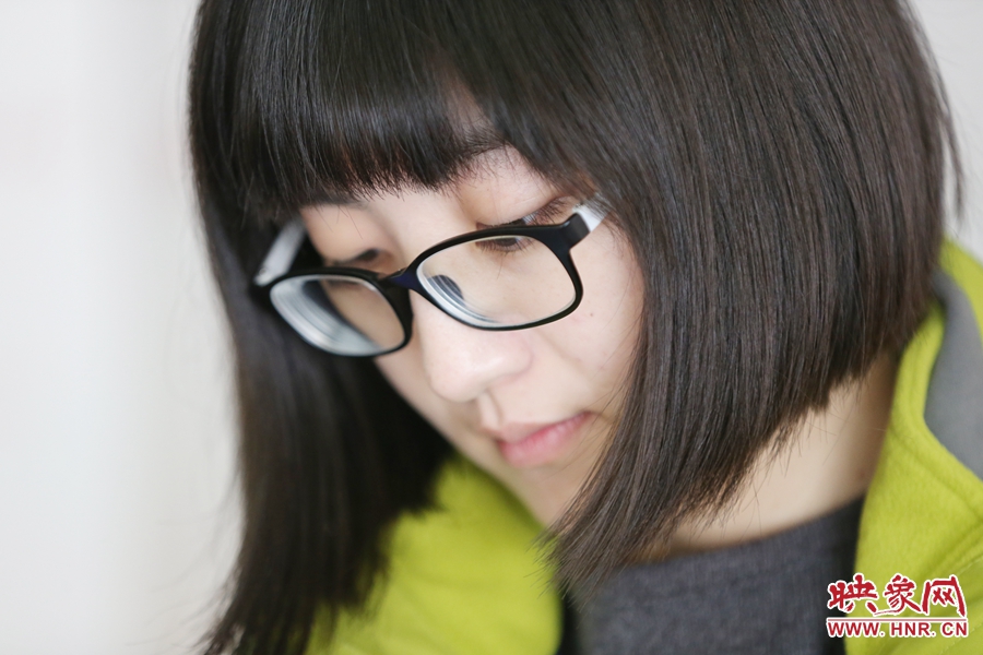 采訪中認真記錄的樂天。