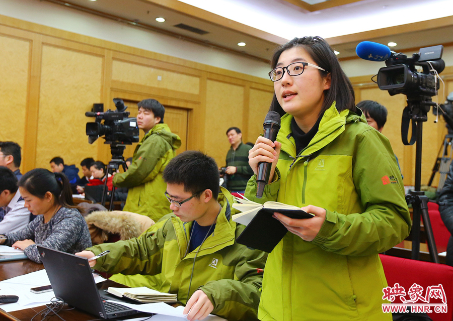 大象融媒映象網(wǎng)記者南樂天在記者會上提問。