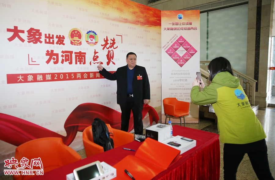 幫代表在大象融媒新聞會客廳留影拍照。