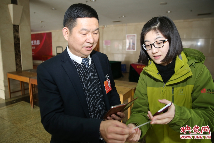 幫代表使用大象融媒映象網(wǎng)微信打印機現(xiàn)場打印照片。