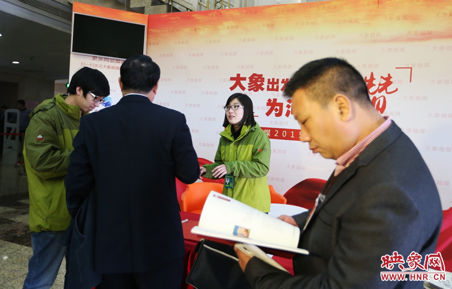 向代表、委員講解大象融媒旗下出品的新聞產(chǎn)品。