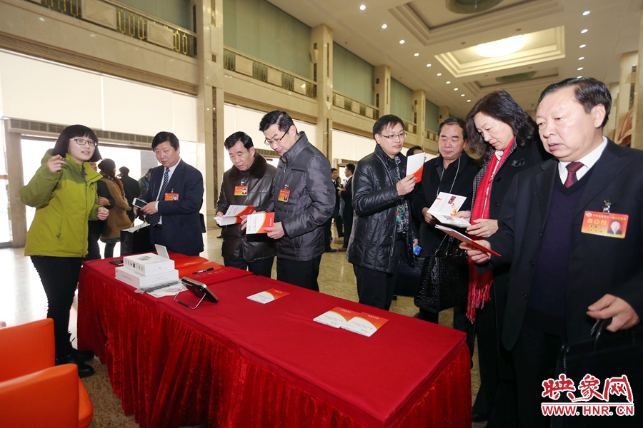 向代表、委員講解大象融媒旗下出品的新聞產(chǎn)品。