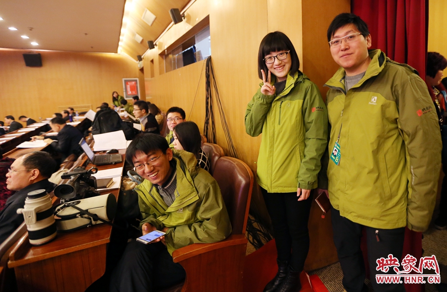 與同事一起的樂天。