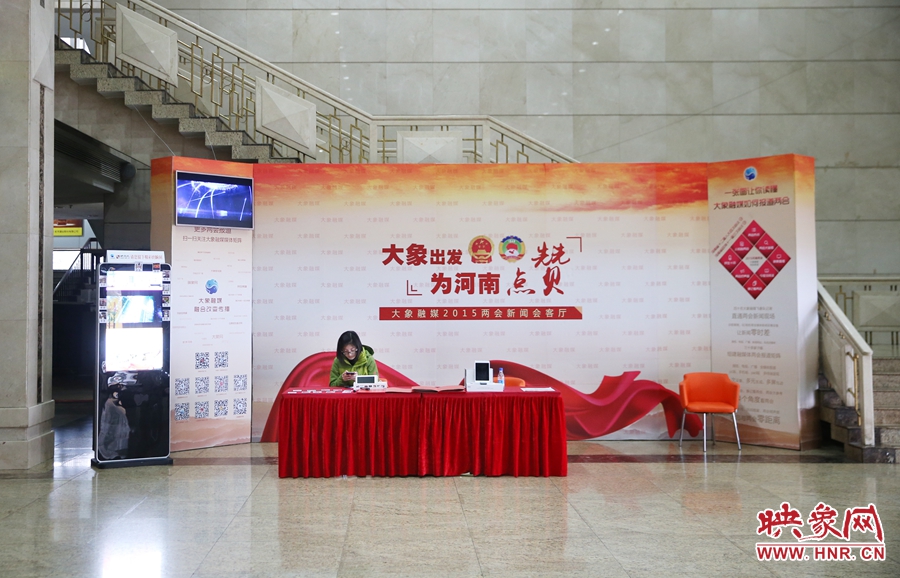 工作間隙還要更新映象網(wǎng)兩會微博。