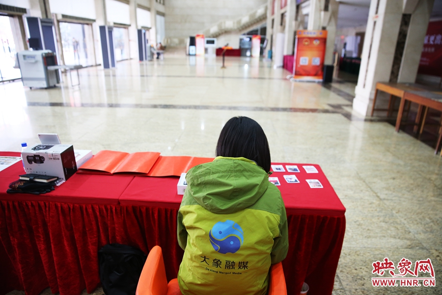 一個人的堅守在工作崗位。