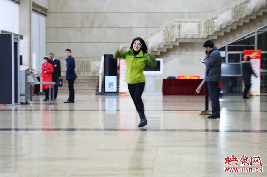 南樂天完成一個采訪后，興奮的跳了起來。