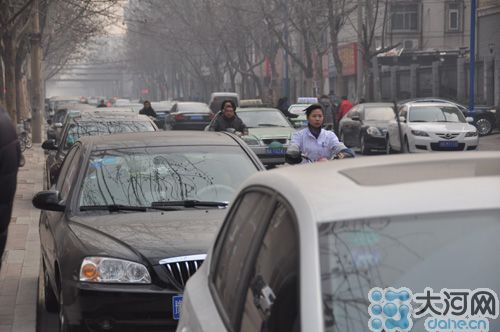 　業(yè)主將車停到經(jīng)一路上，給路人造成很大的不便