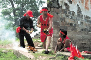 龍王廟前祭拜。