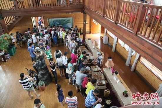 聽眾們?cè)谀疚輹?huì)所享用免費(fèi)自助餐。