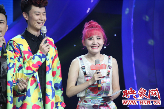 韓較瘦“火龍果”造型當(dāng)主持 韓較瘦“火龍果”造型當(dāng)主持