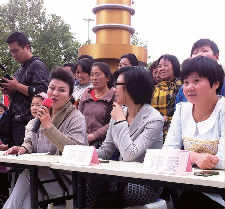 百姓調(diào)解員在現(xiàn)場擔(dān)任評委點評 百姓調(diào)解員在現(xiàn)場擔(dān)任評委點評