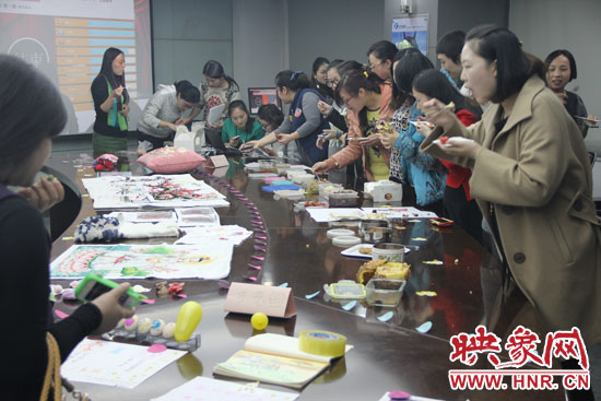 比賽現(xiàn)場(chǎng)熱鬧非凡，各位女神競(jìng)相展示自己的作品