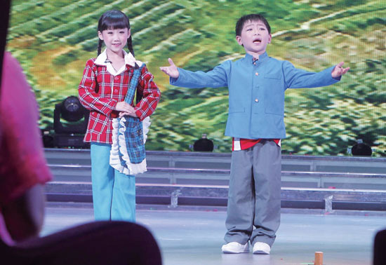 孩子們的表演有模有樣，讓人忍俊不禁