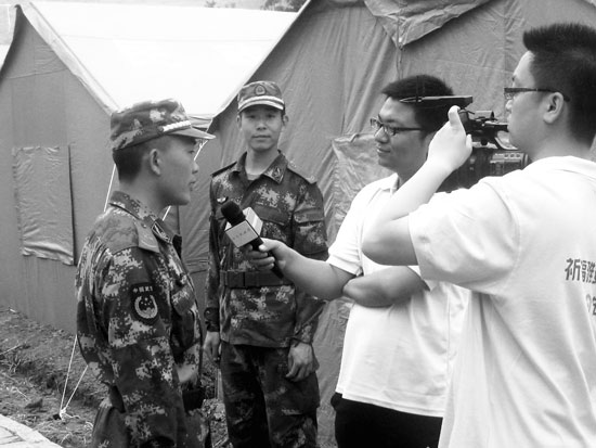 新農村頻道記者在雅安采訪 新農村頻道記者在雅安采訪