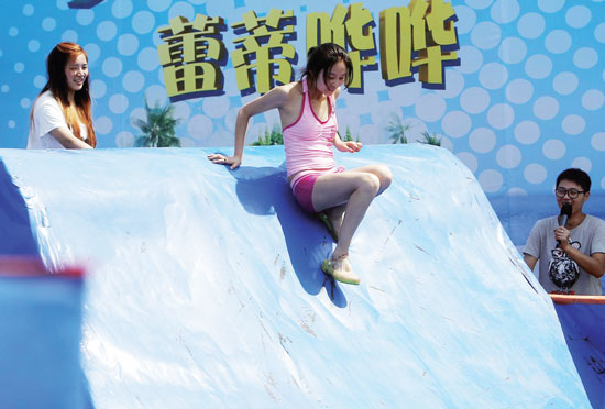 《蕾蒂?lài)W嘩》節(jié)目中美女闖關(guān)