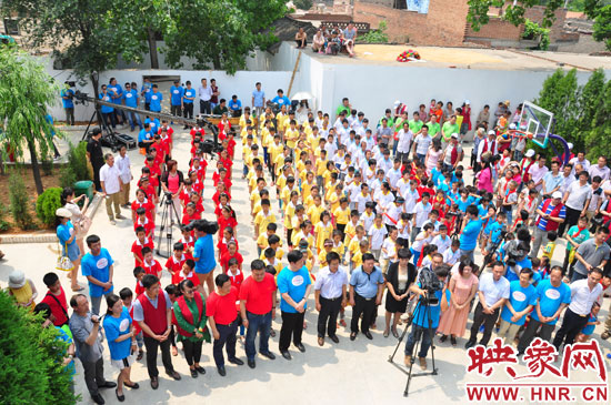 新農村頻道為代窯小學發(fā)起的“讓愛綻放”公益援建活動現(xiàn)場 新農村頻道為代窯小學發(fā)起的“讓愛綻放”公益援建活動現(xiàn)場