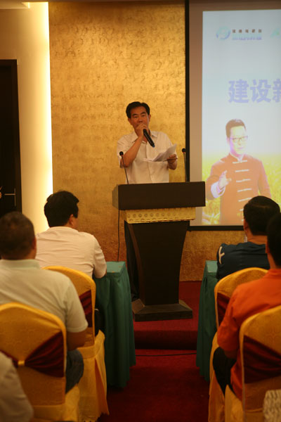 河南電視臺新農(nóng)村頻道運(yùn)營總監(jiān)劉川正在講話