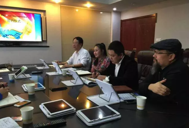 從右至左依次為趙財(cái)神，雅購(gòu)供銷(xiāo)CEO許濤，農(nóng)團(tuán)聯(lián)盟創(chuàng)始人王婷。