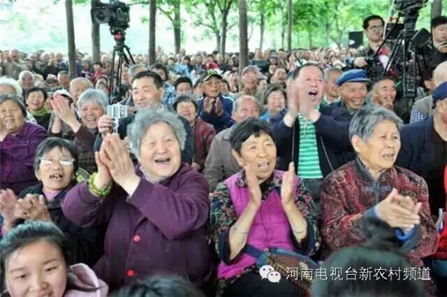 藝術(shù)家賣力演出，觀眾高聲叫好