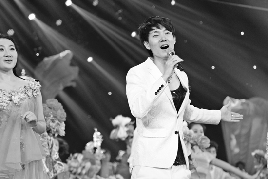在青歌賽頒獎(jiǎng)盛典上，王晰的超炫男低音再次引爆全場(chǎng)
