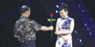 瘋狂粉絲給陳琨獻(xiàn)花 瘋狂粉絲給陳琨獻(xiàn)花