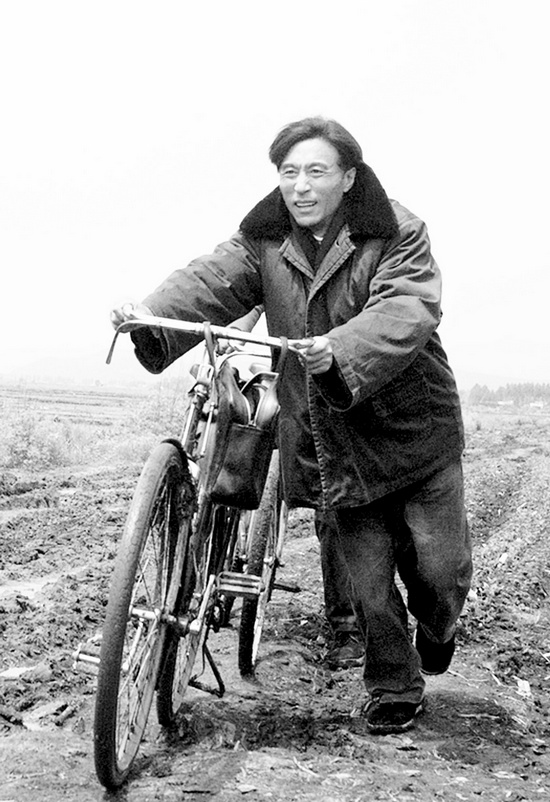 怕乘汽車(chē)跑太快聽(tīng)不見(jiàn)群眾說(shuō)話，焦裕祿下基層總是靠自行車(chē) 《焦裕祿》劇照