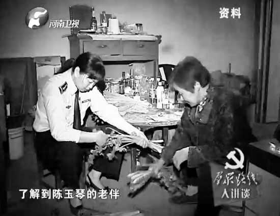 崔愛(ài)梅去陳玉琴家?guī)屠先藫癫撕幽闲l(wèi)視 《群眾路線(xiàn)大講談》視頻截圖