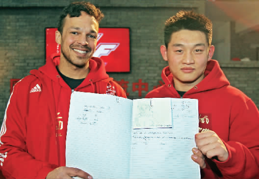 　　約瑟夫手繪了每個(gè)選手的肖像，認(rèn)認(rèn)真真地用字母拼寫(xiě)出選手的中文名字附注。“看，這個(gè)是鄭召玉喲”