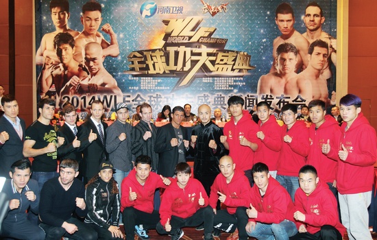 新聞發(fā)布會(huì)上，中外選手齊聚一堂。