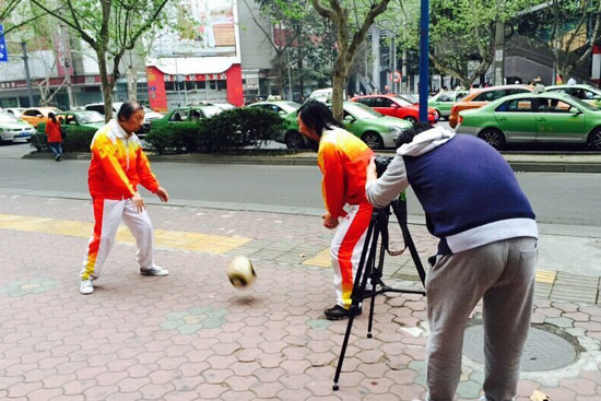 “連體怪咖父子”節(jié)目短片拍攝中 “連體怪咖父子”節(jié)目短片拍攝中