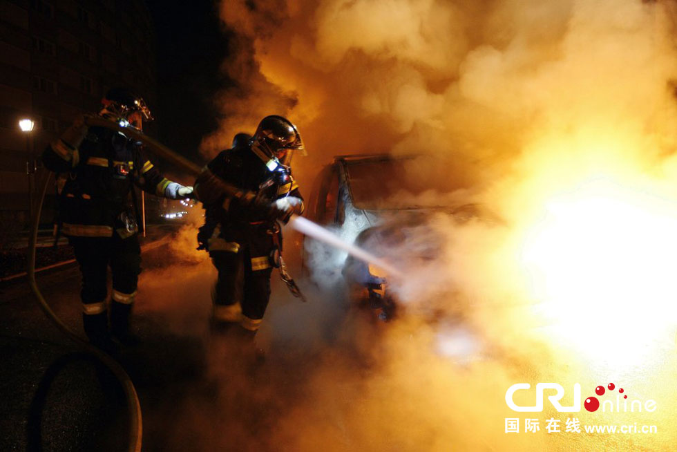 法國跨年夜上千輛汽車被燒毀 法國跨年夜上千輛汽車被燒毀