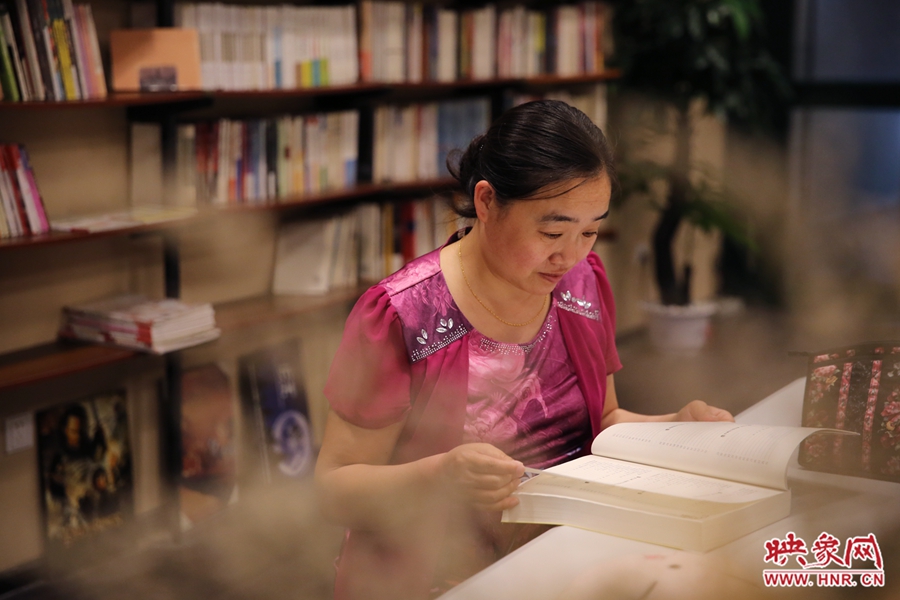 王艷、44歲，某醫(yī)院醫(yī)生：白天沒有時間，晚上帶小孩來這里培養(yǎng)她們的讀書習慣。