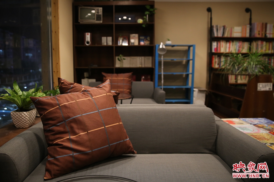 書店內(nèi)的布置非常溫馨，有種家里書屋的感覺。