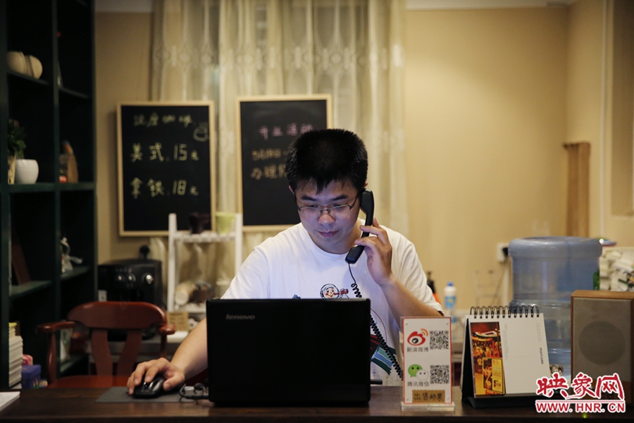 店長小博，由于書店搬遷至此，經(jīng)常接詢問地址的電話。