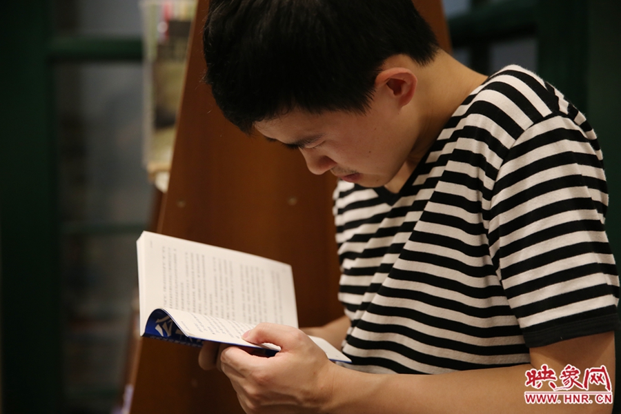 看書的人。