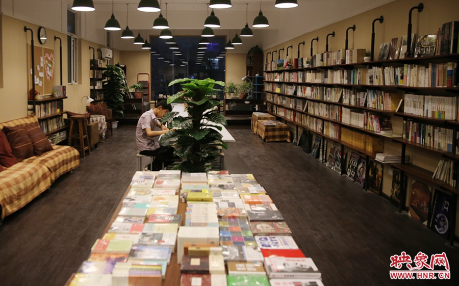 看書的人。