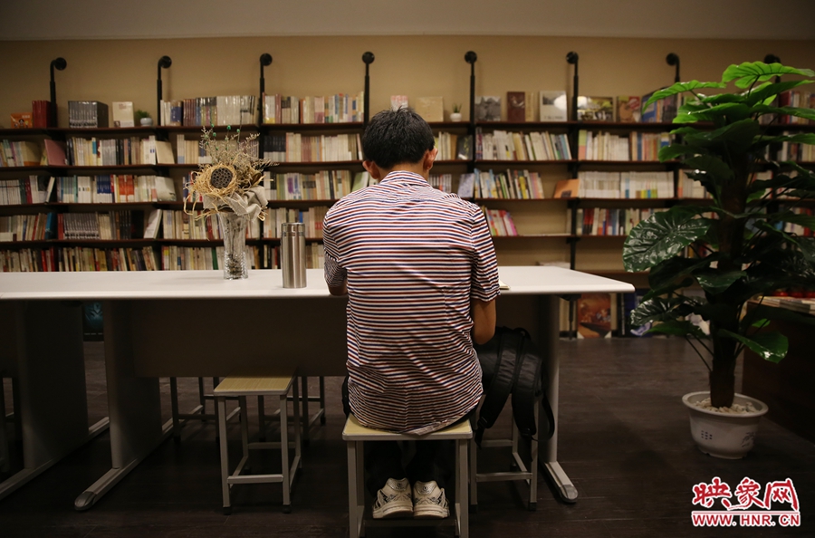 5月23日晚，鄭州一家24小時(shí)（周五、周六）書(shū)店?duì)I業(yè)。慕名而來(lái)的客人在看書(shū)。