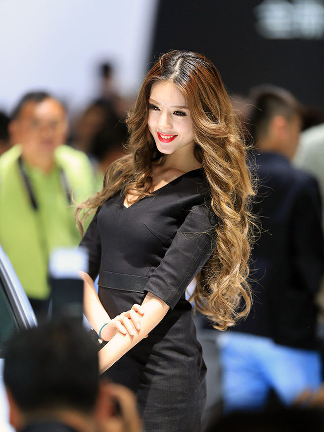 2014成都車展最美車模出爐 酥胸、長腿、美背